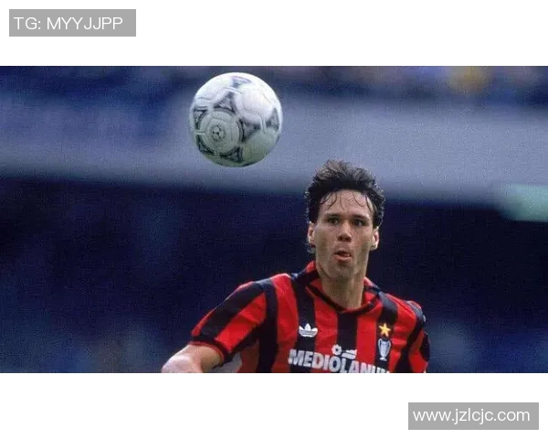 足球场上的俊朗男孩魅力十足 展现帅气球星风采与无尽活力 足球场上的俊朗男孩魅力十足 展现帅气球星风采与无尽活力