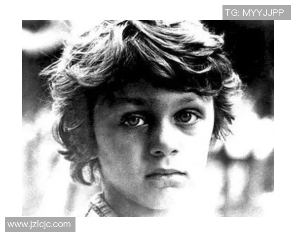 从童年到巨星:盘点十大足球球星的成长故事与童年照 从童年到巨星:盘点十大足球球星的成长故事与童年照