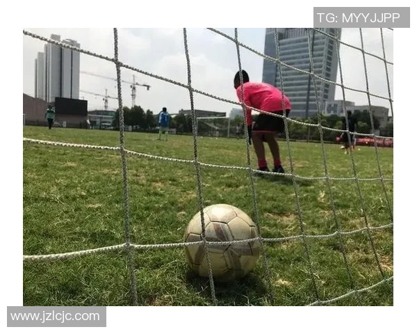绿茵场上汗水挥洒见证足球球星高强度训练瞬间 绿茵场上汗水挥洒见证足球球星高强度训练瞬间